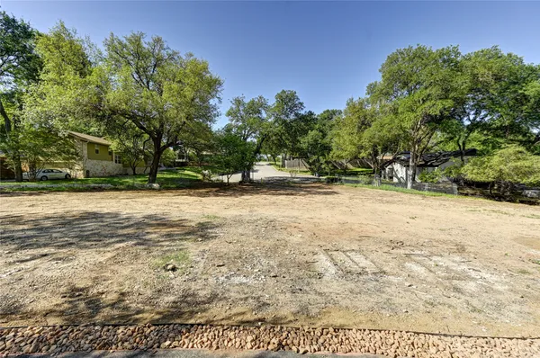a view of a yard with a tree
