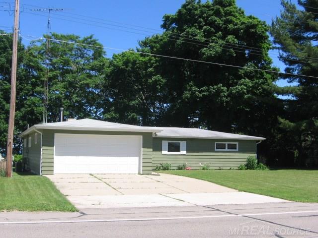 2869 Lakeshore Road Applegate, MI 48401 - Photo 4 of 37 31248976-3.JPG