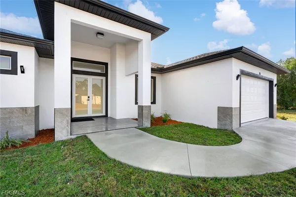 a view of a house with a yard