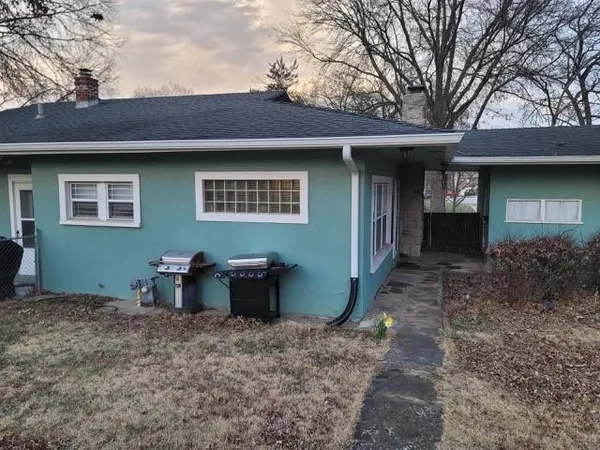 $329,950 | 300 West 1st Street, Lee's Summit, MO 64063