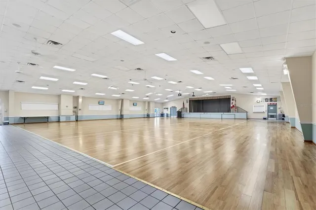 a view of a big room with a big yard