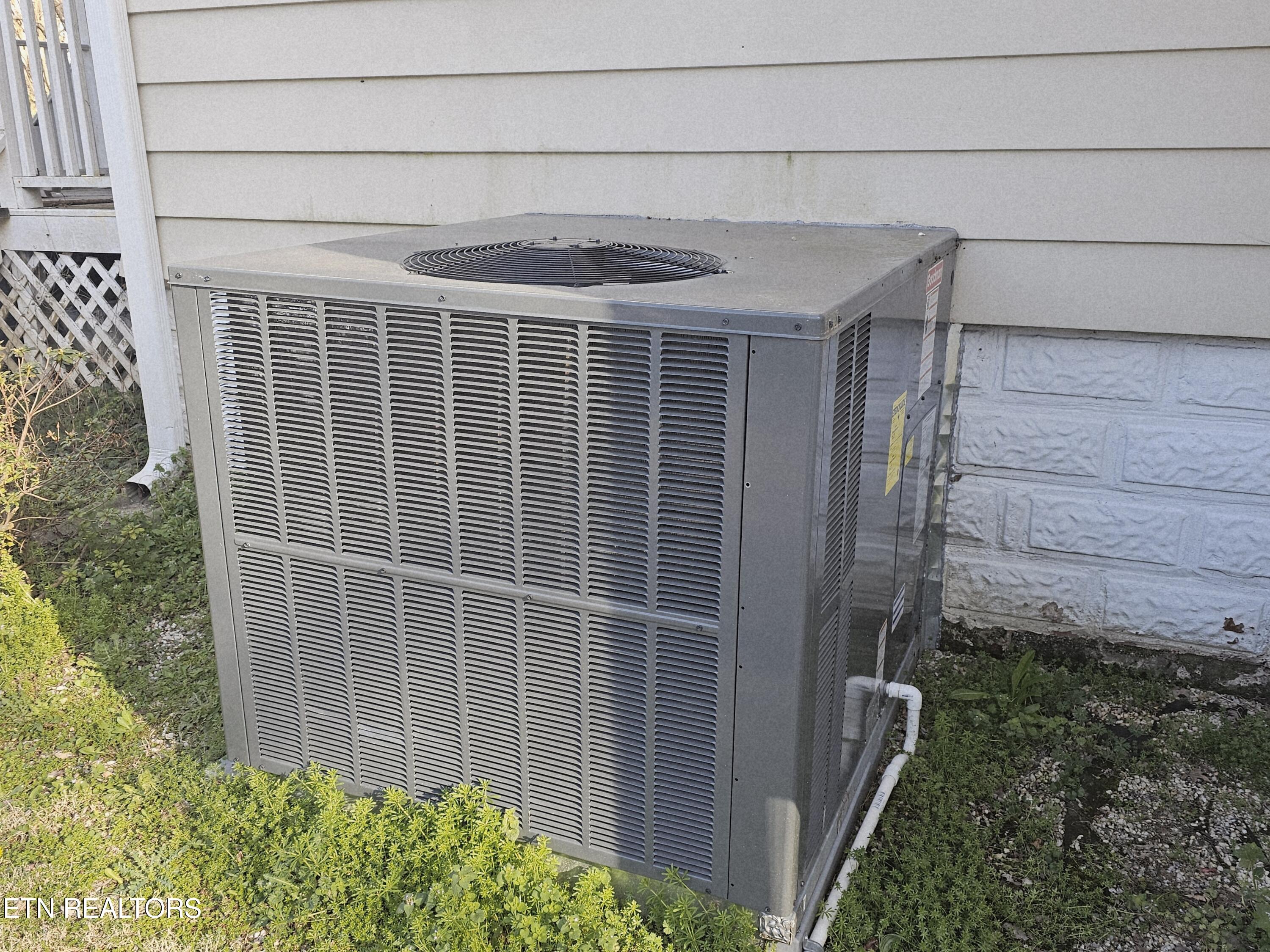 2304 Croydon Road Northwest Knoxville, TN 37921 - Photo 11 of 29 20260314_173208