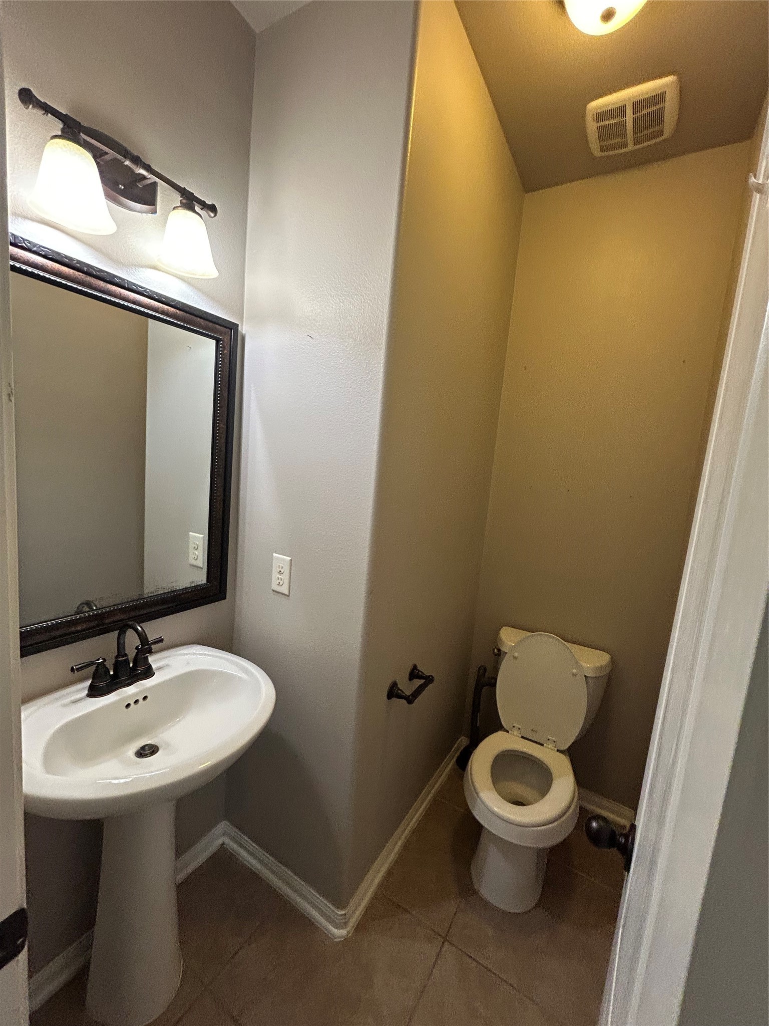 7936 Lake Commons Drive Rosenberg, TX 77469 - Photo 19 of 34 a bathroom with a toilet sink and mirror