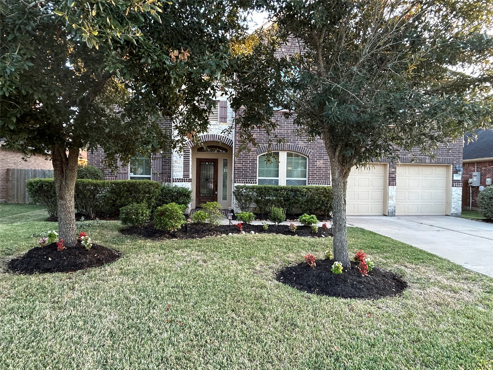 7936 Lake Commons Drive Rosenberg, TX 77469 - Photo 2 of 34 a front view of a house with a garden