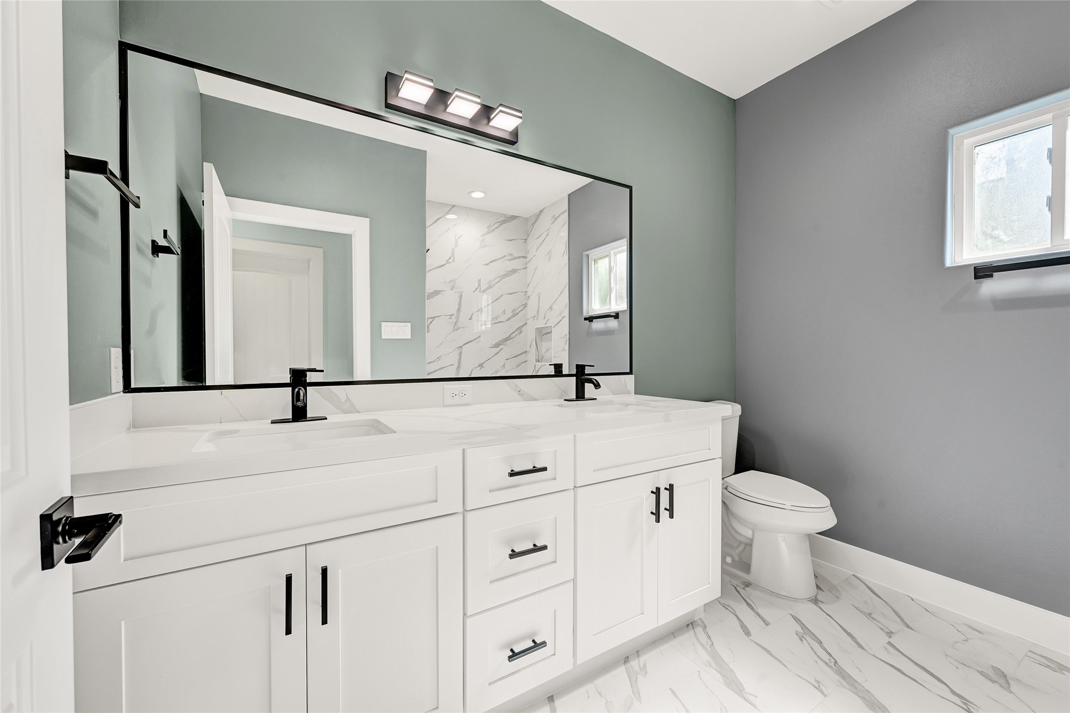 3834 Mt Pleasant Street Houston, TX 77021 - Photo 49 of 50 a bathroom with a double vanity sink and a mirror