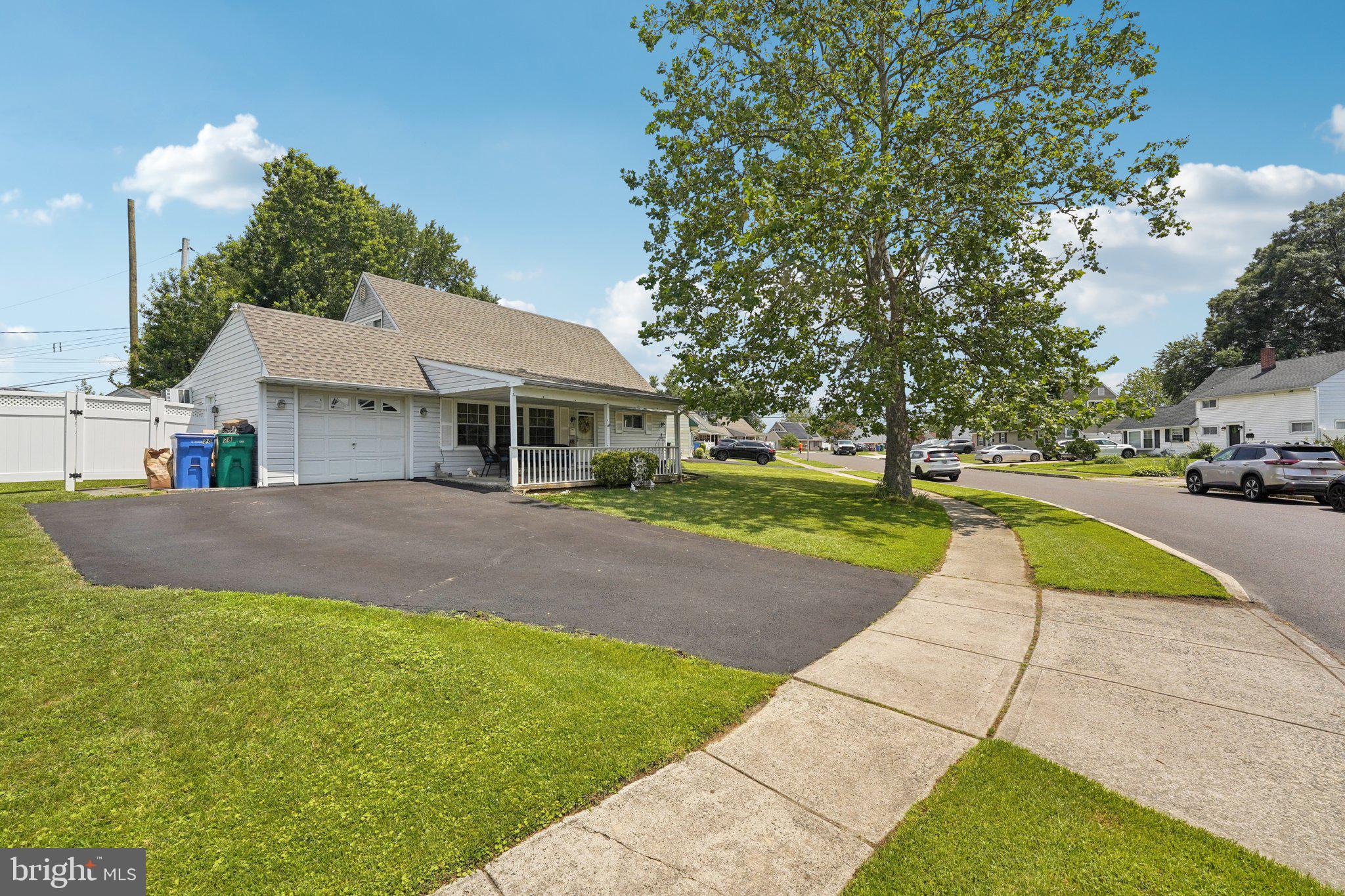 28 Indian Red Road Levittown, PA 19057 - Photo 3 of 36 Gallery Image 3
