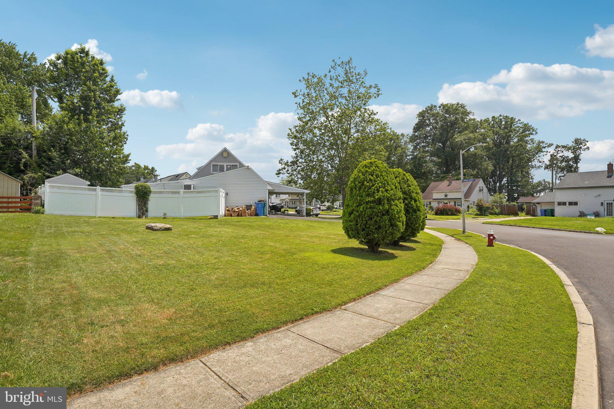 28 Indian Red Road Levittown, PA 19057 - Photo 4 of 36 Gallery Image 4