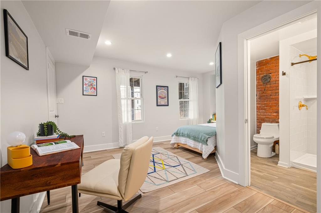 342 Harmar Street Pittsburgh, PA 15219 - Photo 22 of 30 Bright upper-level bedroom with flexible workspace and en-suite bath access — ideal for guest suite, office, or primary retreat.