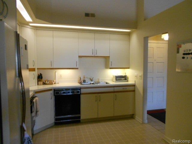 875 GreenView Court, Unit 60 Rochester, MI 48307 - Photo 4 of 17 Lots of counter space