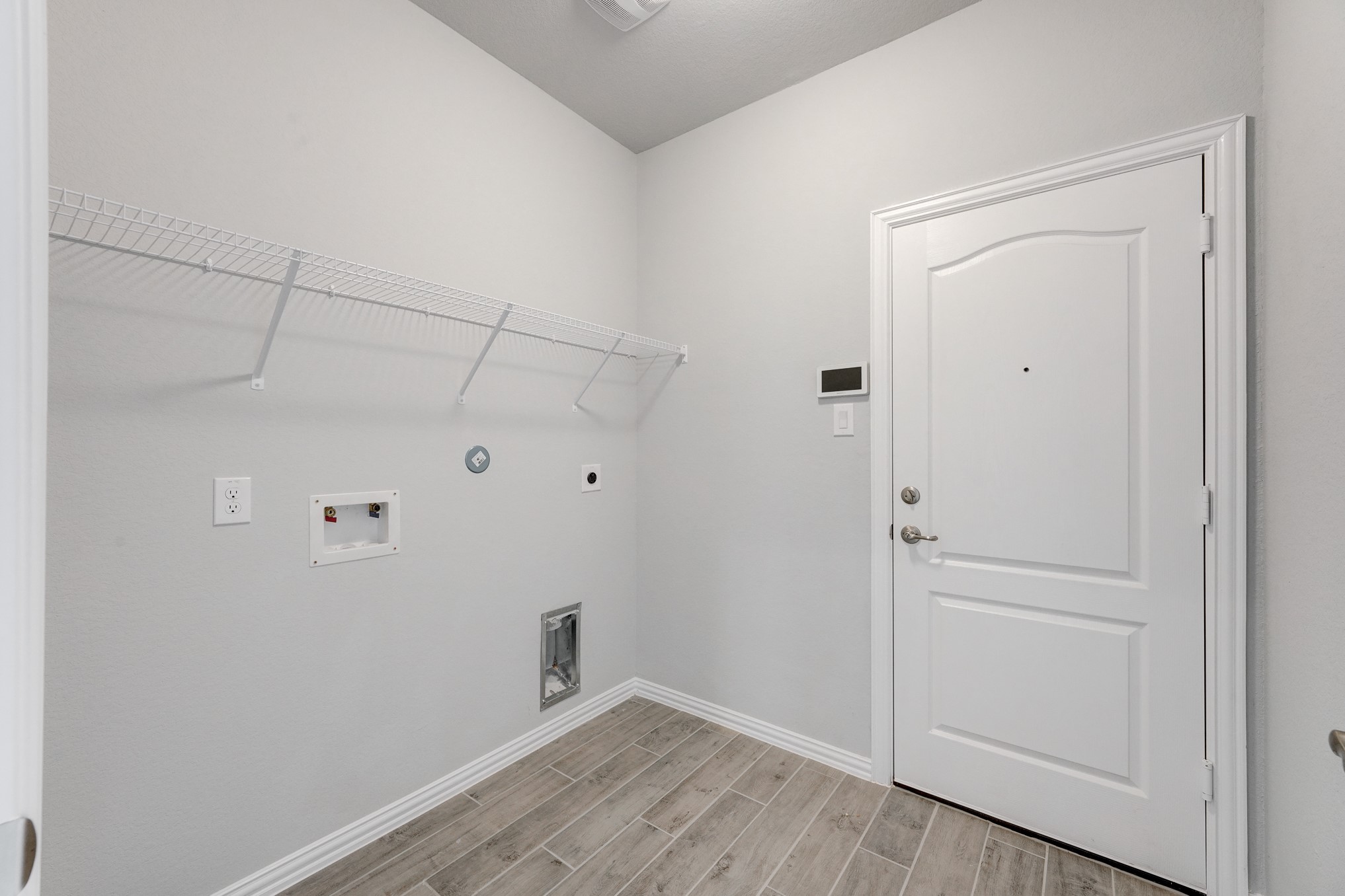 10505 Stone Peak Drive Rosharon, TX 77583 - Photo 25 of 29 Laundry/Mud room coming in from the garage