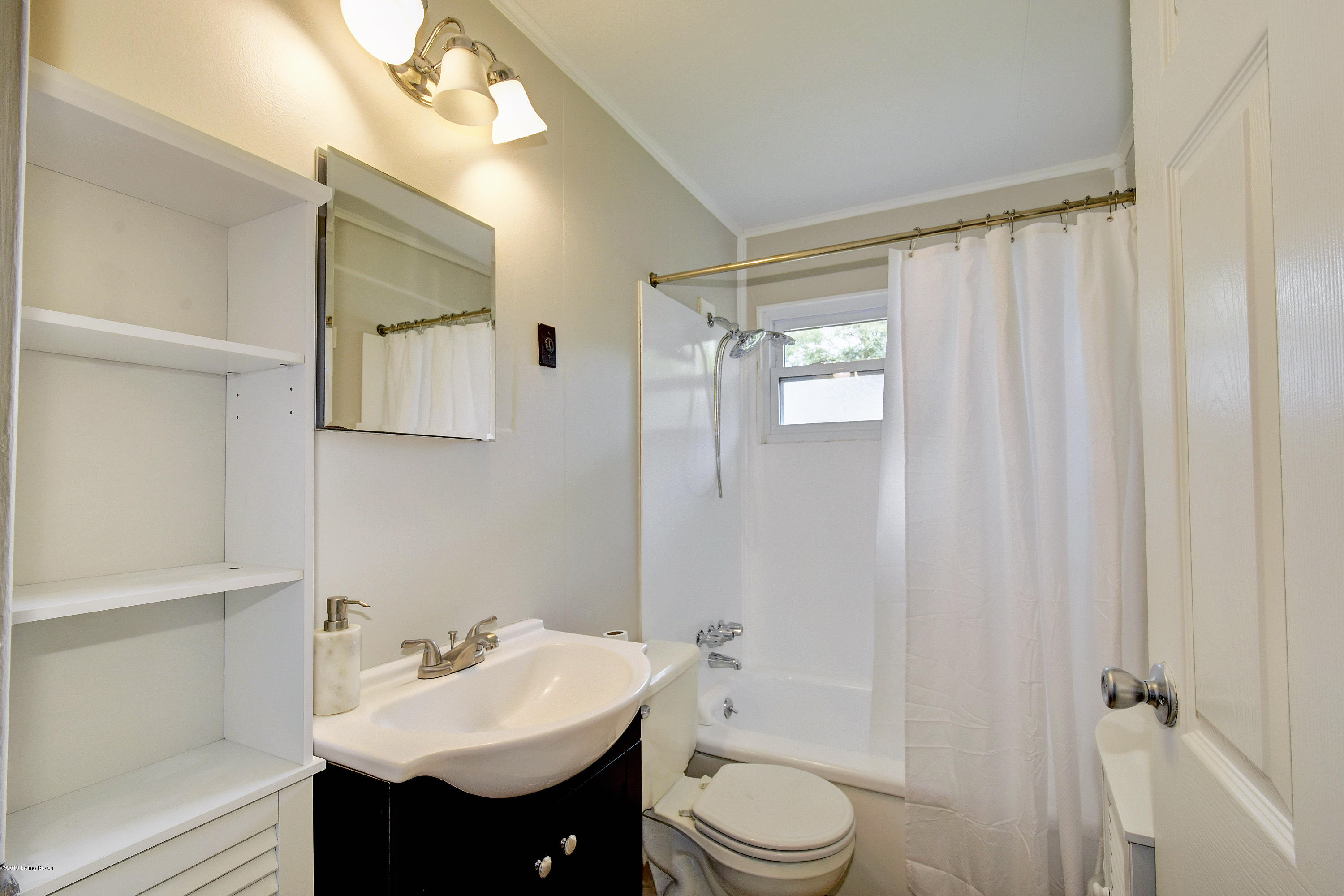 211 Redding Road Louisville, KY 40218 - Photo 10 of 21 Full Bathroom