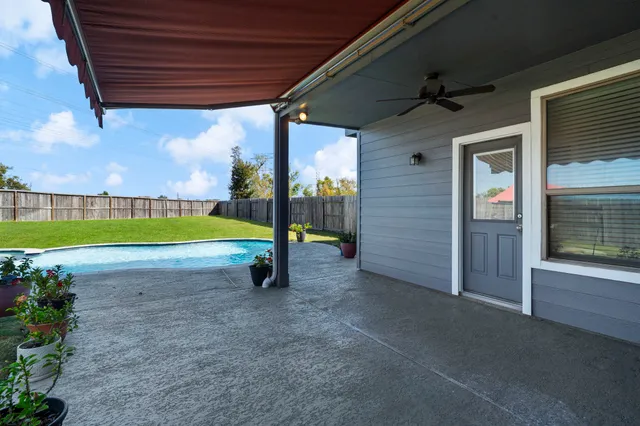 a view of a backyard