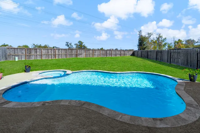 a view of a backyard