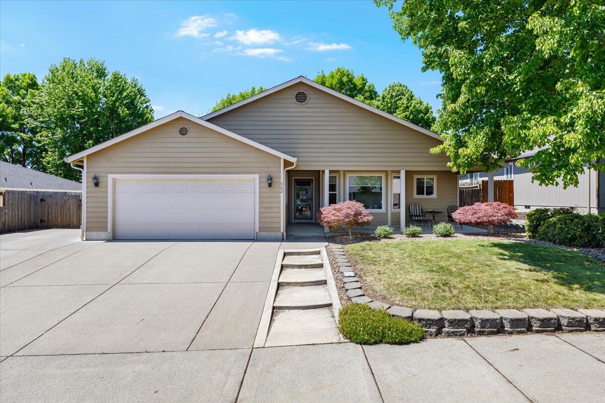962 Ridgeview Drive Eagle Point, OR 97524 - Photo 1 of 27 Front