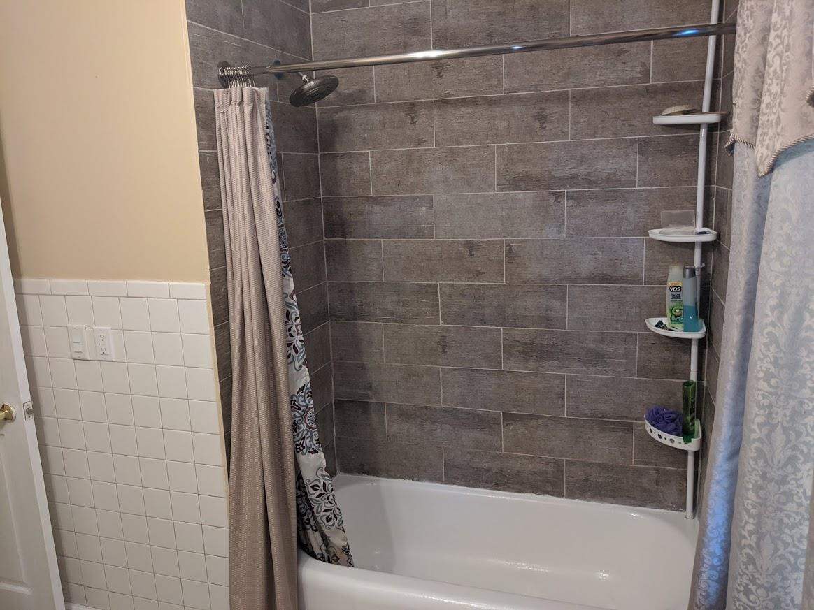 4769 Pelley Road Rockford, IL 61102 - Photo 24 of 33 a bathroom with a bathtub
