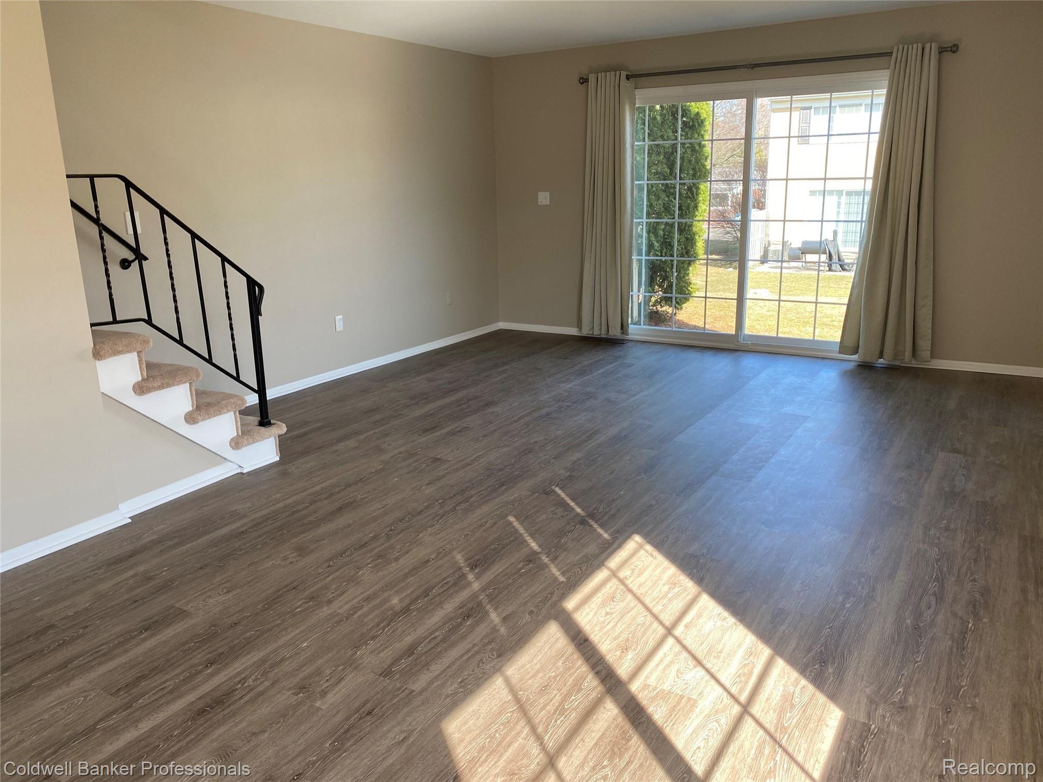 32292 West 12 Mile Road, Unit 38 Farmington, MI 48334 - Photo 3 of 22 Living Room