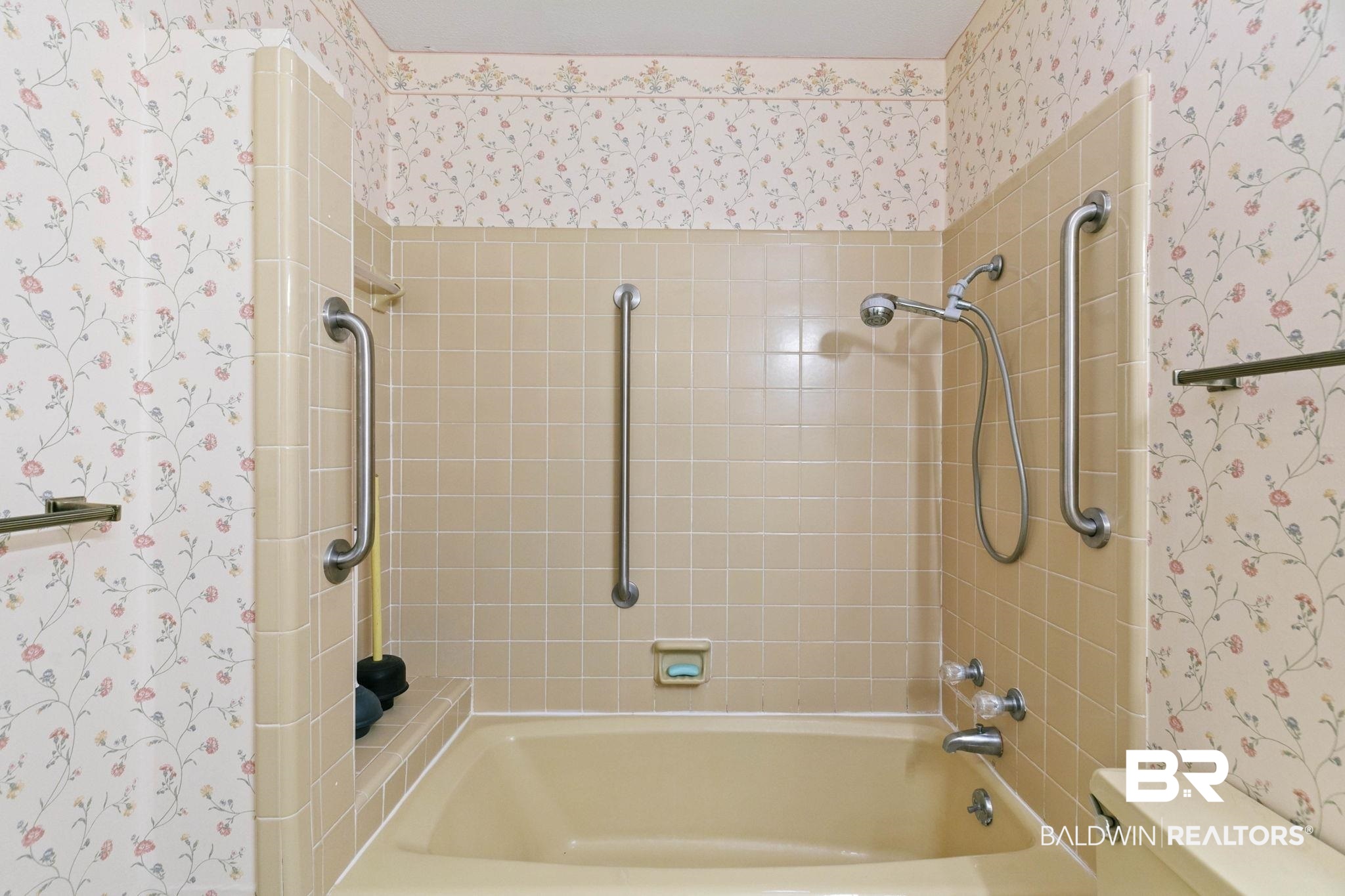 752 Evergreen Street Fairhope, AL 36532 - Photo 37 of 100 Bathroom with washtub / shower combination and wallpapered walls