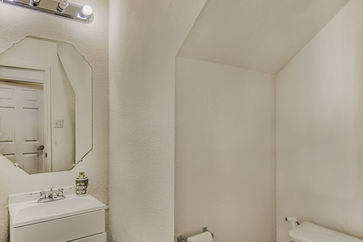 14716 Lipton Lane Pflugerville, TX 78660 - Photo 11 of 26 a bathroom with a sink and mirror