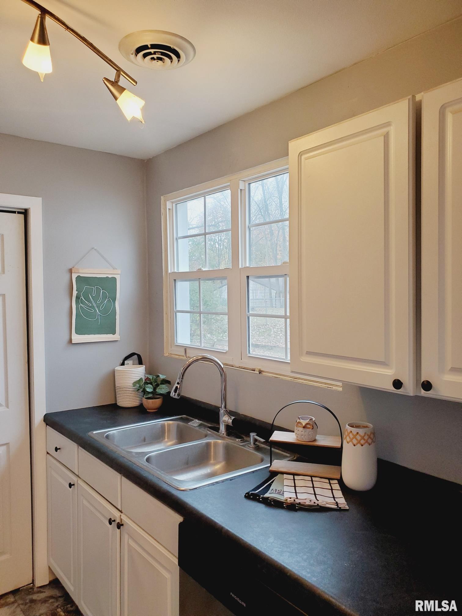 114 Berry Road Marquette Heights, IL 61554 - Photo 9 of 38 Gallery Image 9