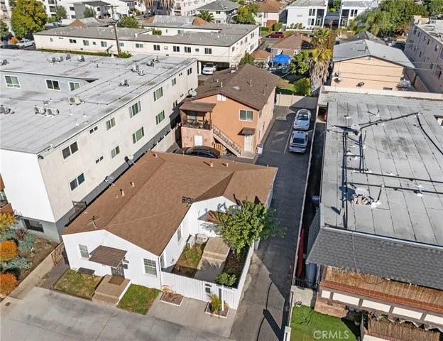 $1,400,000 | 14143 Victory Boulevard, Van Nuys, CA 91401