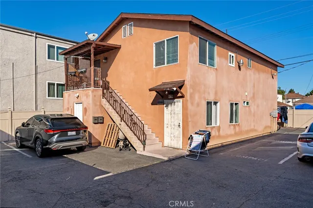 a view of a car park in front of house