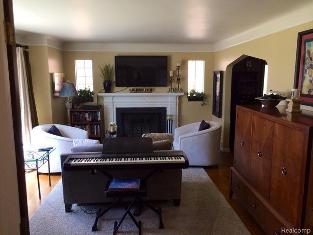 352 Ridgemont Road Grosse Pointe, MI 48236 - Photo 3 of 20 livng rm2.jpg