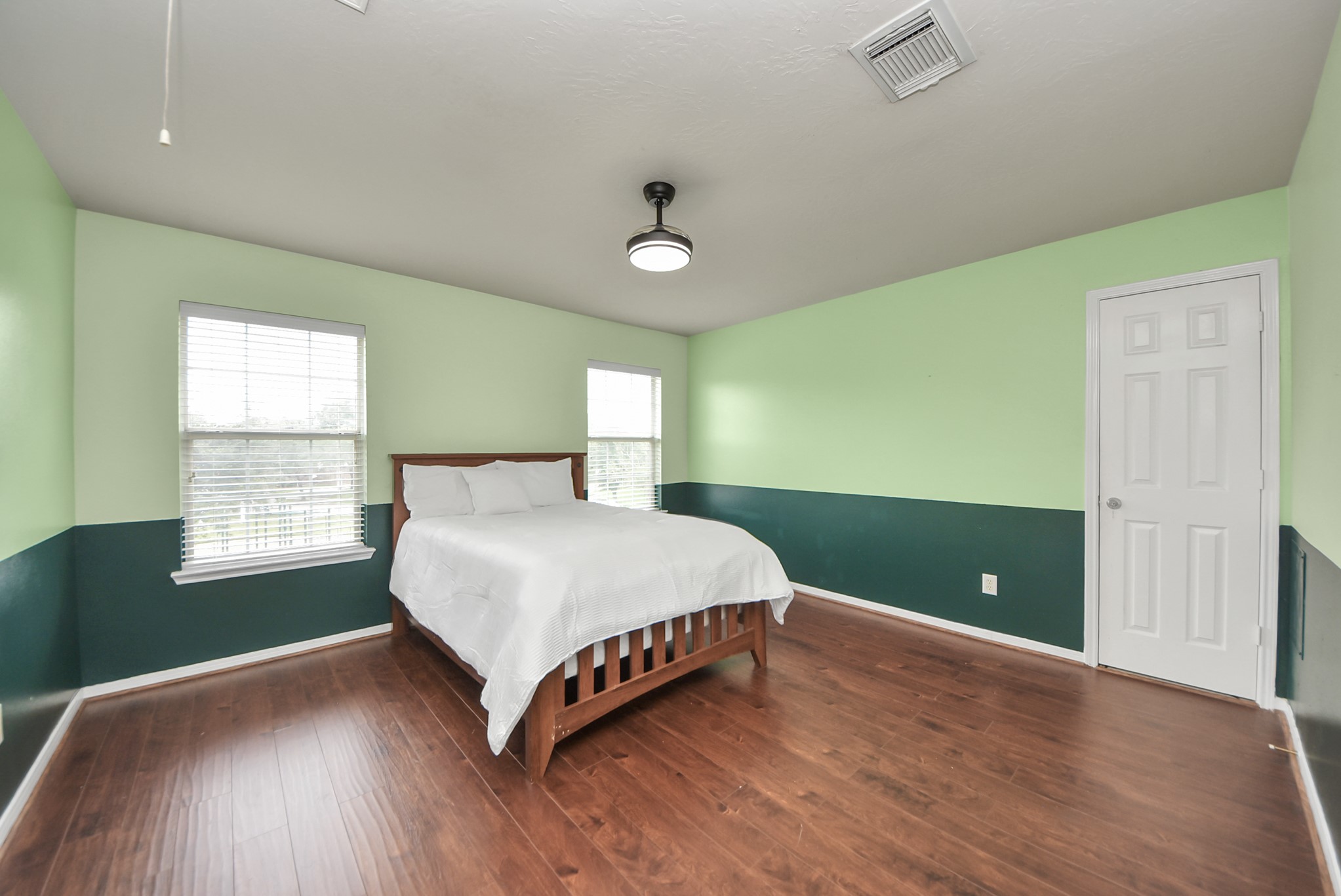 14103 Imperial Wood Lane Rosharon, TX 77583 - Photo 26 of 36 Additional secondary bedroom with a ton of room. Look at all that space beyond the bed!