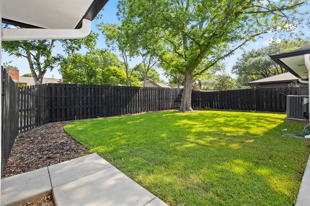 a view of a back yard