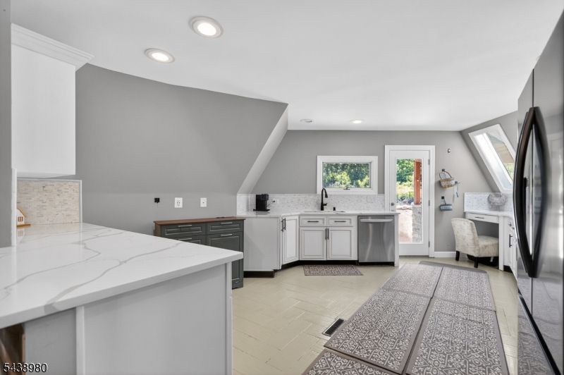 224 Holland Mountain Road Oak Ridge, NJ 07438 - Photo 8 of 34
