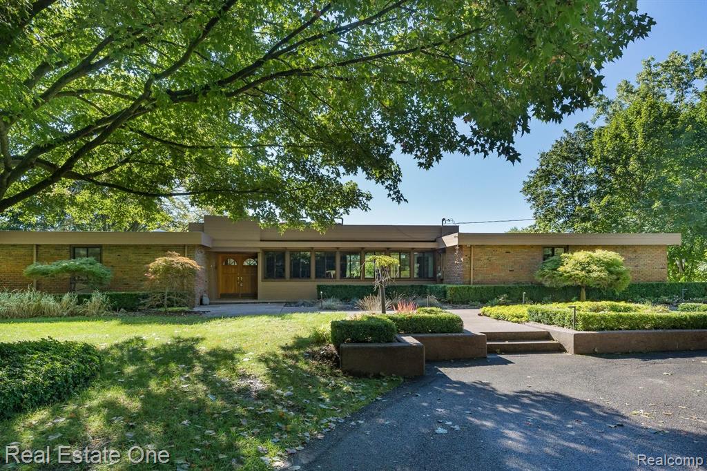 2083 Bonnie Brae Street Rochester Hills, MI 48309 - Photo 1 of 26
