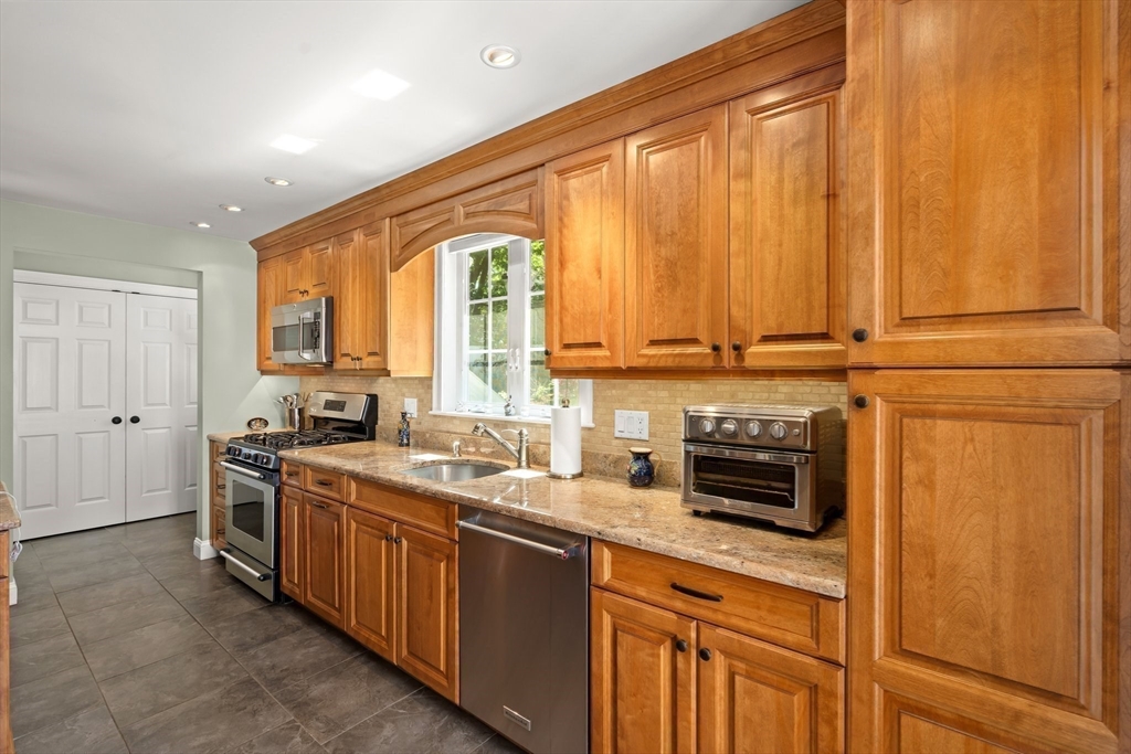 16 Bailey Lane Dedham, MA 02026 - Photo 8 of 40