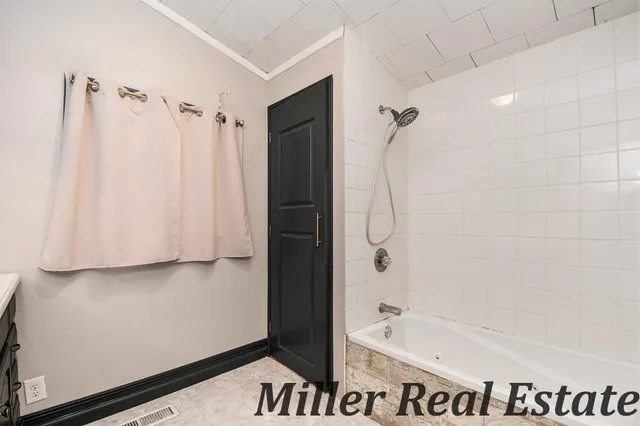 $229,900 | 926 North Washington Street, Lowell, MI 49331