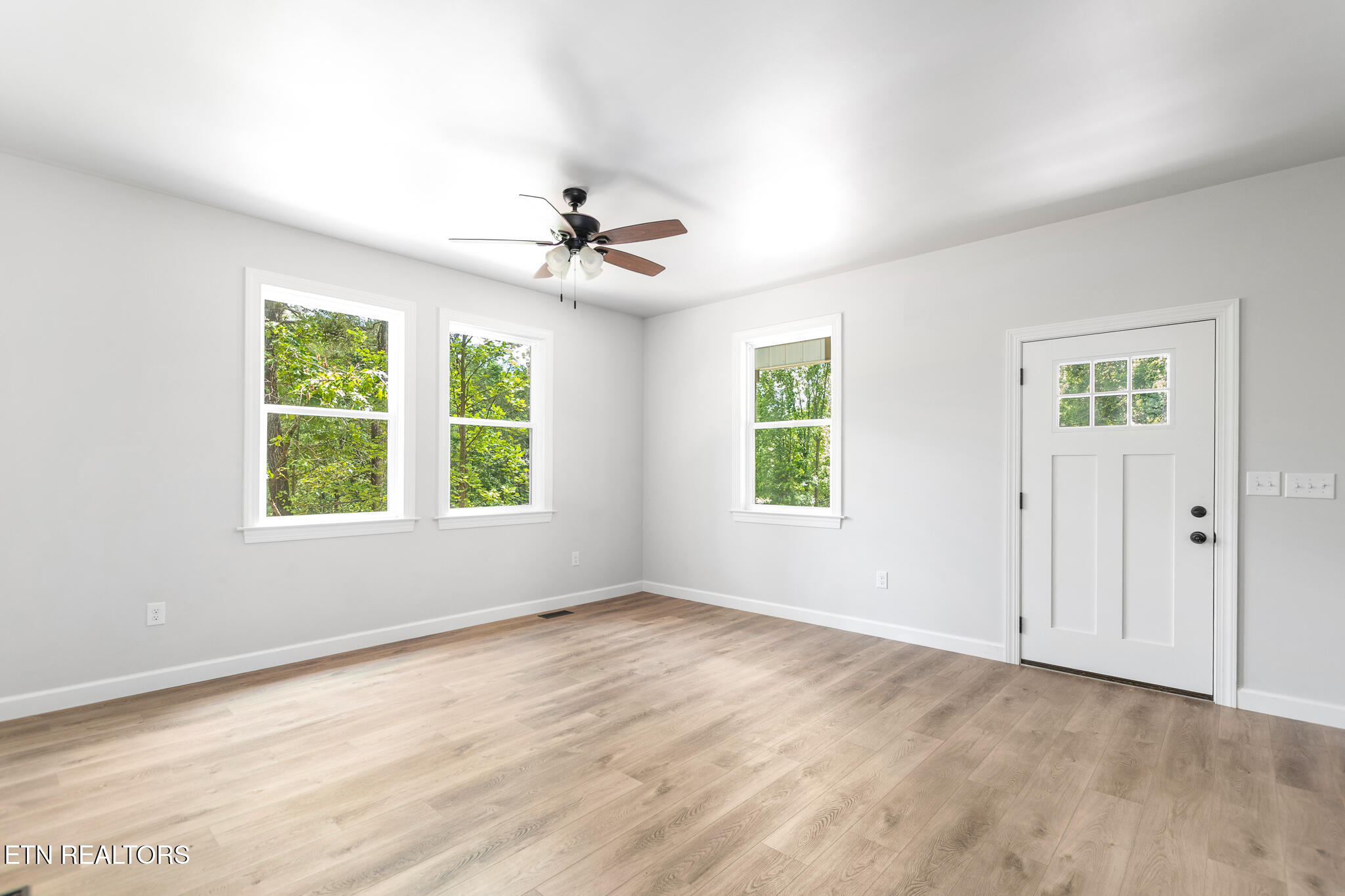 6917 4 Mile Road Maryville, TN 37803 - Photo 5 of 23 Living Room