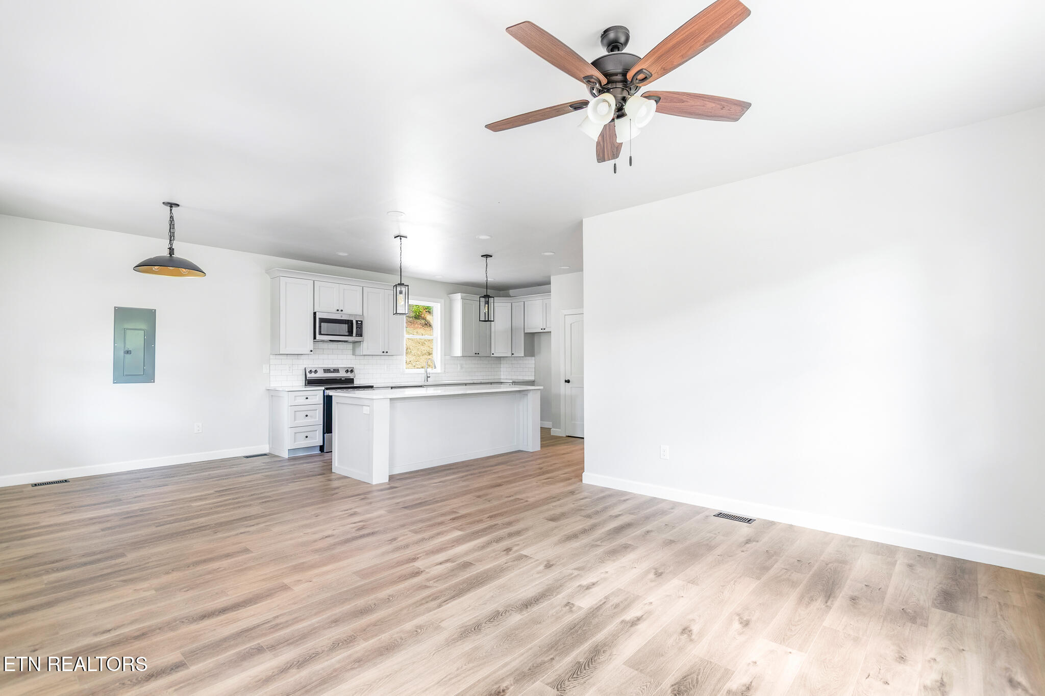 6917 4 Mile Road Maryville, TN 37803 - Photo 6 of 23 Living and Kitchen