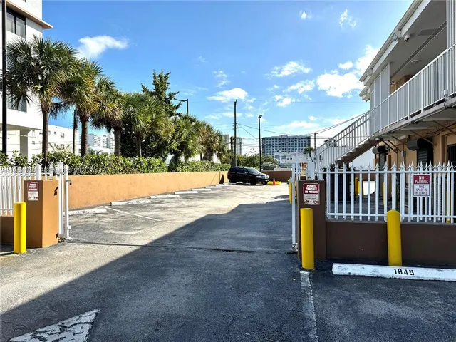 a view of a yard with a house