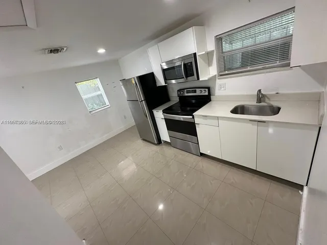 $1,800 | 920 Northwest 22nd Court, Miami, FL 33125