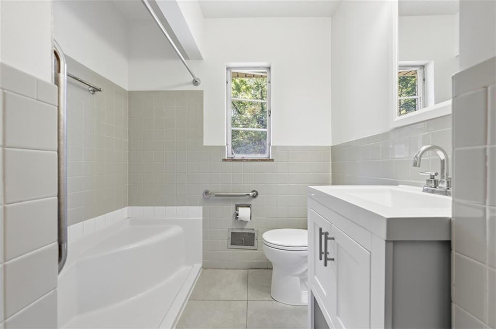 524 McElheny Road Glenshaw, PA 15116 - Photo 21 of 41 a bathroom with a sink toilet and bathtub