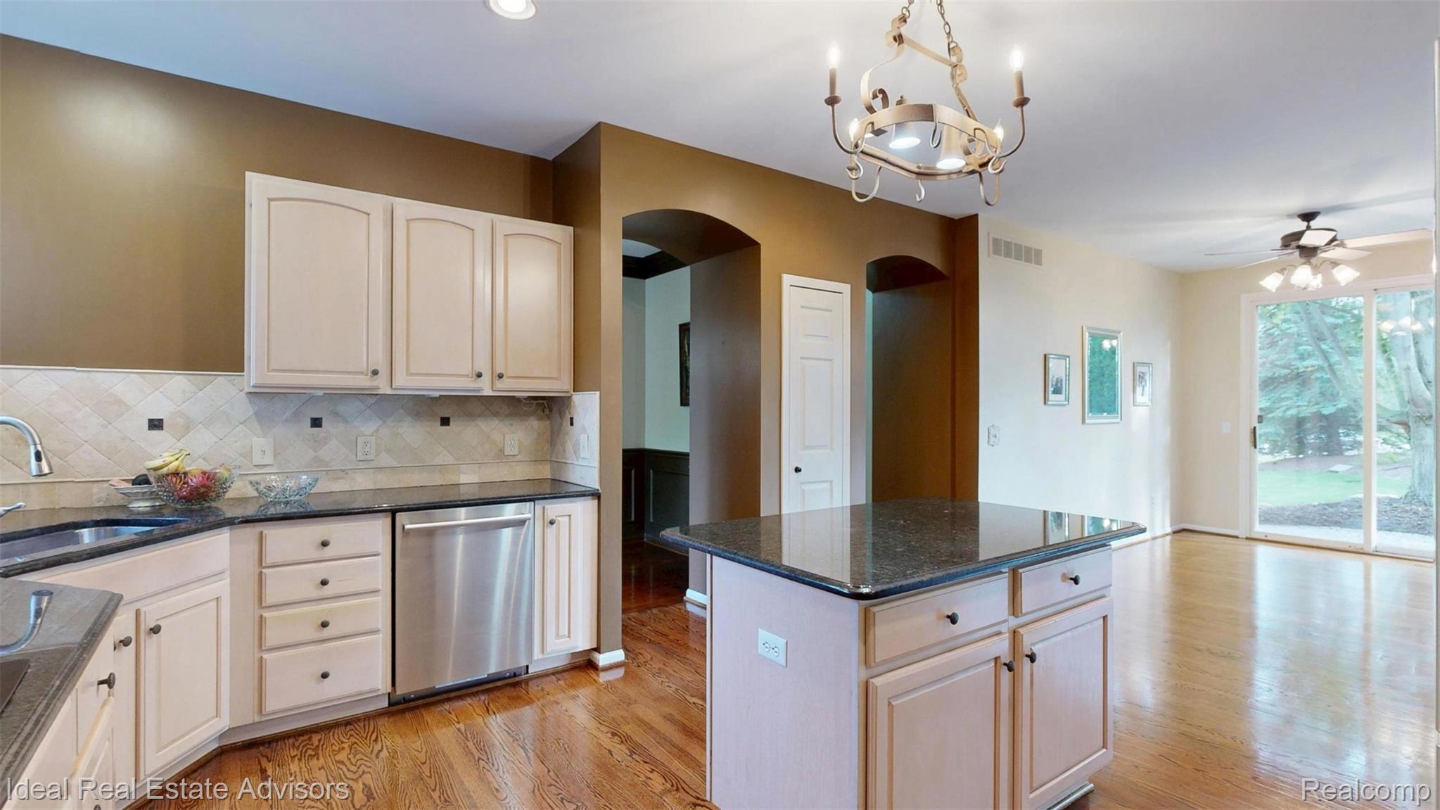 1364 Kentfield Drive Rochester, MI 48307 - Photo 32 of 70 Kitchen