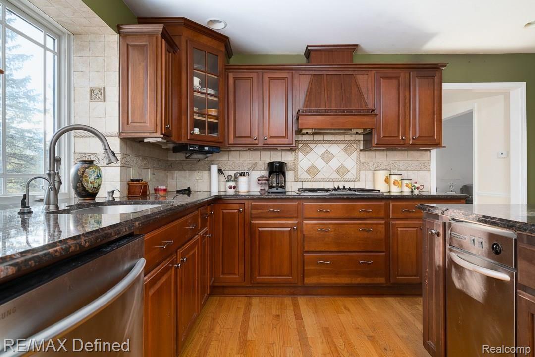1935 Independence Drive Rochester, MI 48306 - Photo 12 of 30 Granite Counters and Tile Backsplash