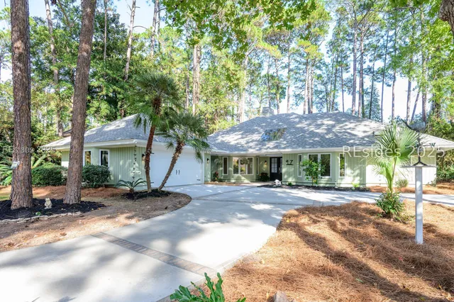 $1,215,000 | 7 Whispering Pines Court, Hilton Head Island, SC 29926