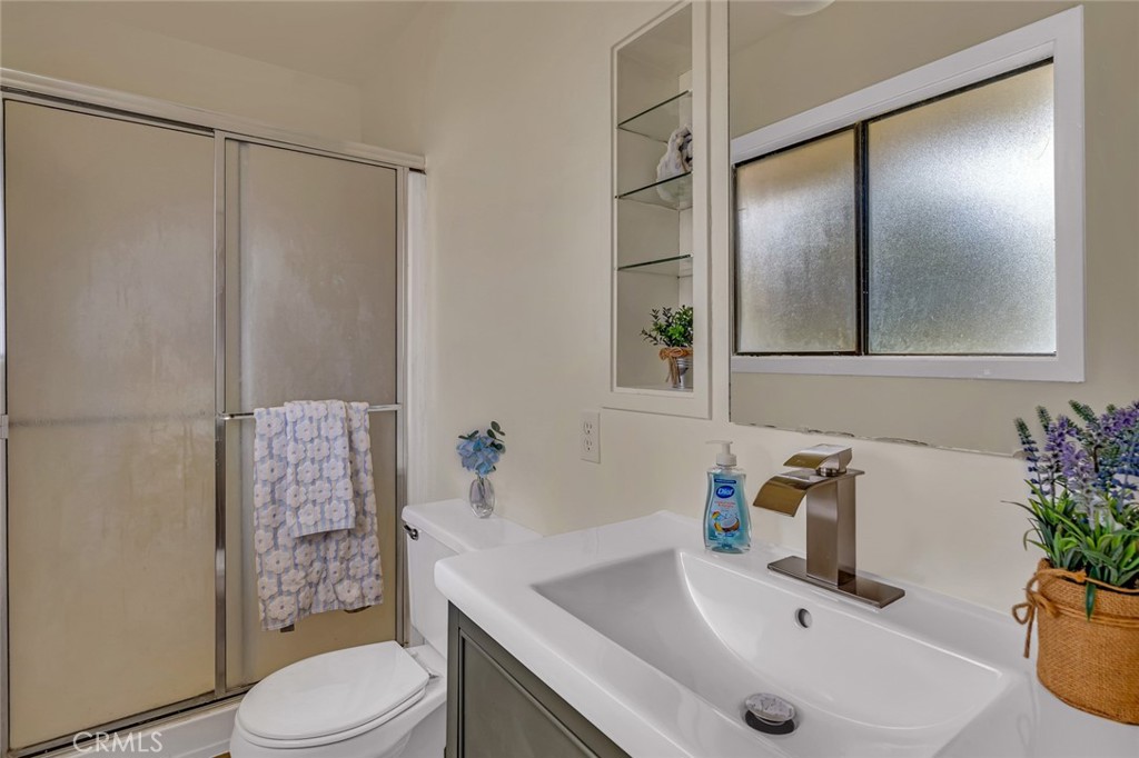 358 Sycamore Avenue Gustine, CA 95322 - Photo 17 of 37 a bathroom with a sink toilet and shower