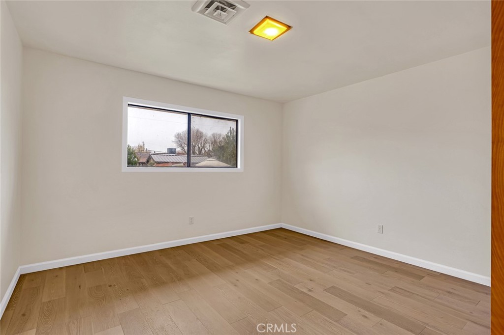 358 Sycamore Avenue Gustine, CA 95322 - Photo 18 of 37 an empty room with a window