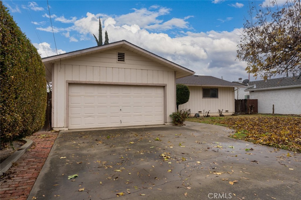 358 Sycamore Avenue Gustine, CA 95322 - Photo 4 of 37 a front view of a house with a yard