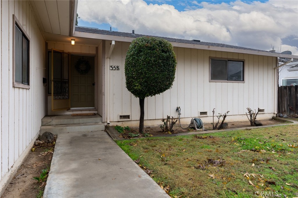 358 Sycamore Avenue Gustine, CA 95322 - Photo 5 of 37 a front view of a house with garden