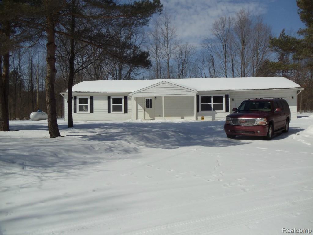 868 Milford Road Holly, MI 48442 - Photo 2 of 26 DSC01668.jpg