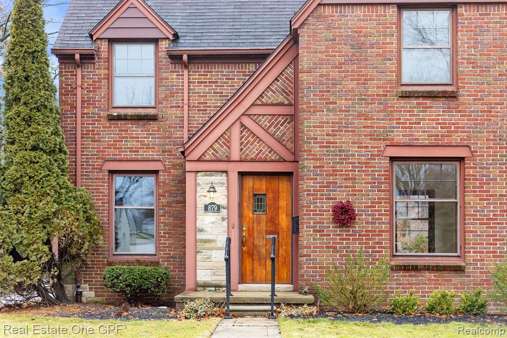 879 Roslyn Road Grosse Pointe Woods, MI 48236 - Photo 2 of 39