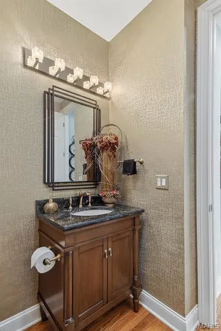 $795,000 | 724 Clayton Corners Drive, Ballwin, MO 63011