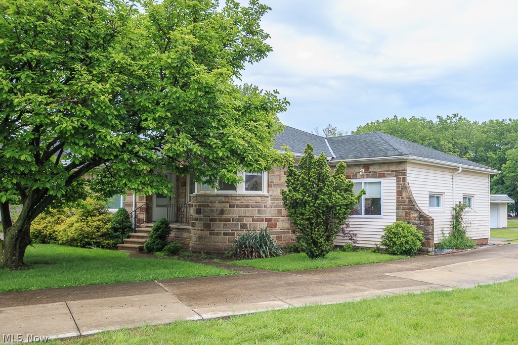 569 Bishop Road Cleveland, OH 44143 - Photo 3 of 26