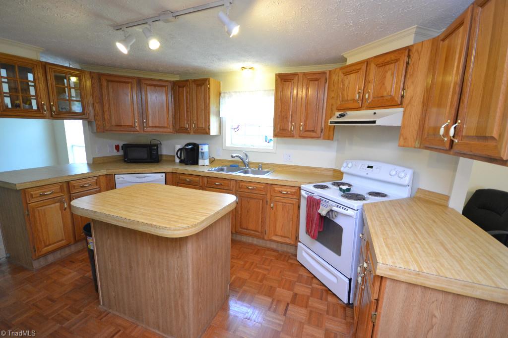 344 Deerfield Country Road Randleman, NC 27317 - Photo 7 of 30 Kitchen. All appliances stay.