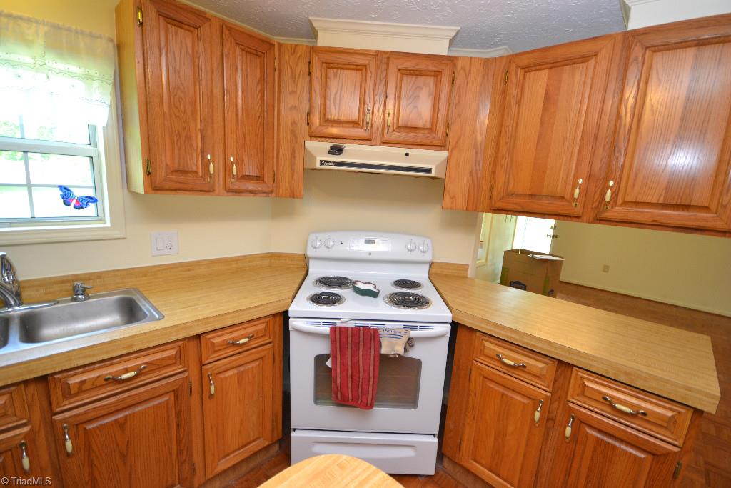 344 Deerfield Country Road Randleman, NC 27317 - Photo 8 of 30 Kitchen